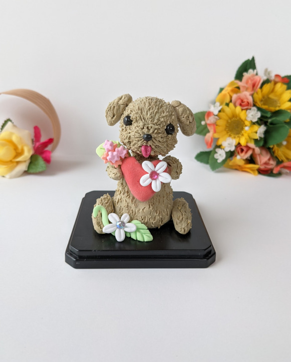 セール トイプードル 犬置物 キラキラお花とハートの犬人形　幸せ祈願インテリア 4枚目の画像
