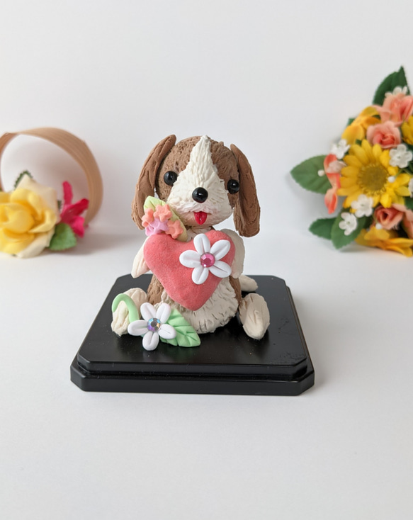 セール はちわれ犬 犬置物 キラキラお花とハートの犬人形　粘土 ビーグル 1枚目の画像