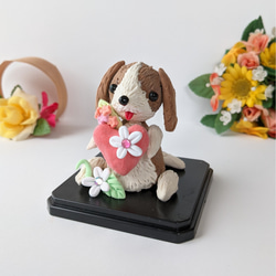 セール はちわれ犬 犬置物 キラキラお花とハートの犬人形　粘土 ビーグル 2枚目の画像