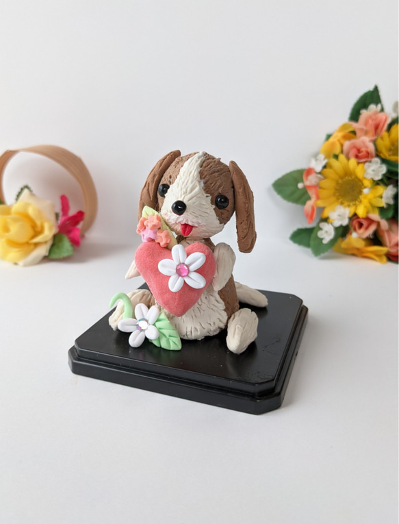 セール はちわれ犬 犬置物 キラキラお花とハートの犬人形　粘土 ビーグル 2枚目の画像