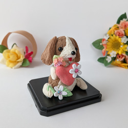 セール はちわれ犬 犬置物 キラキラお花とハートの犬人形　粘土 ビーグル 3枚目の画像