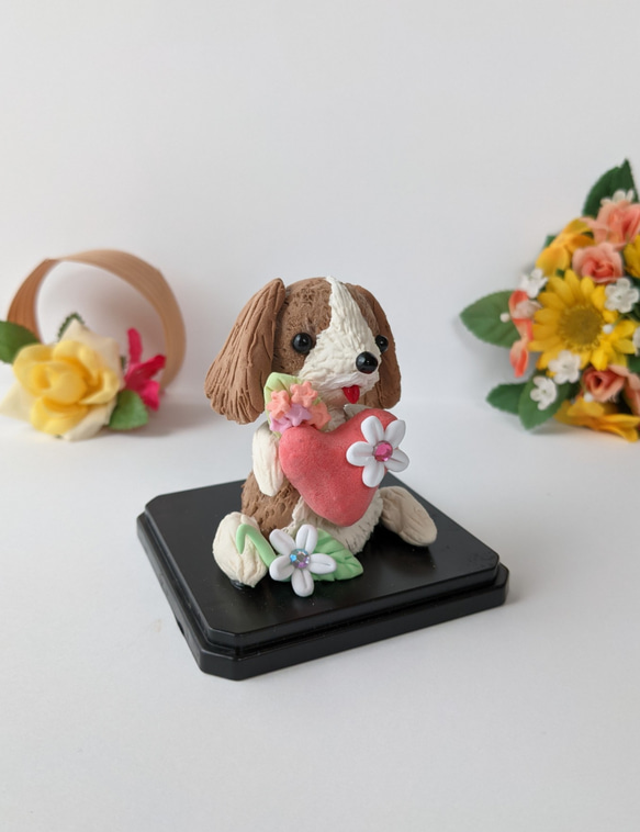 セール はちわれ犬 犬置物 キラキラお花とハートの犬人形　粘土 ビーグル 3枚目の画像