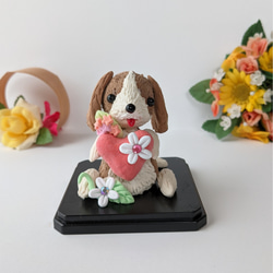 セール はちわれ犬 犬置物 キラキラお花とハートの犬人形　粘土 ビーグル 4枚目の画像
