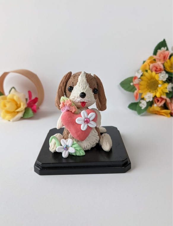 セール はちわれ犬 犬置物 キラキラお花とハートの犬人形　粘土 ビーグル 4枚目の画像
