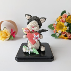 セール はちわれ猫 猫置物 キラキラお花とハートの猫人形　インテリア　粘土 1枚目の画像