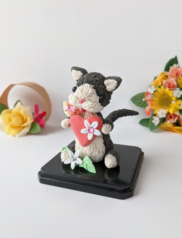 セール はちわれ猫 猫置物 キラキラお花とハートの猫人形　インテリア　粘土 2枚目の画像