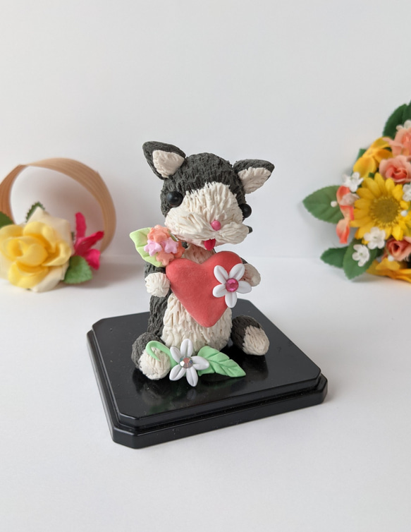 セール はちわれ猫 猫置物 キラキラお花とハートの猫人形　インテリア　粘土 3枚目の画像