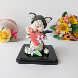 セール はちわれ猫 猫置物 キラキラお花とハートの猫人形　インテリア　粘土 4枚目の画像