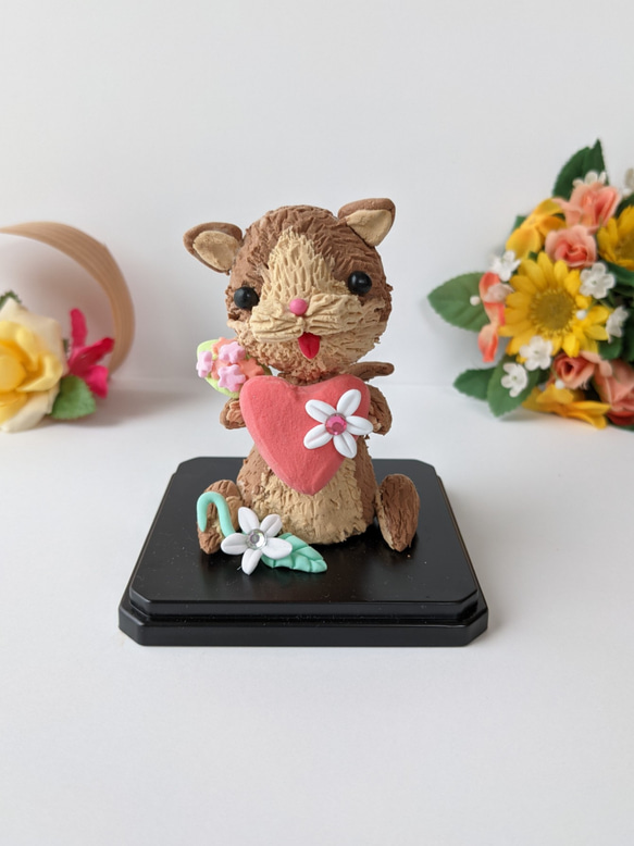 セール はちわれ猫 はちわれ猫　猫置物 キラキラお花とハートの猫人形　インテリア　粘土 1枚目の画像