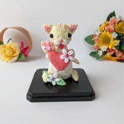 セール 猫 猫置物 キラキラお花とハートの猫人形　粘土　インテリア 4枚目の画像