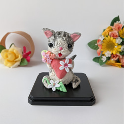 セール 猫置物 猫人形　キラキラお花とハートの愛猫　インテリア　粘土 1枚目の画像