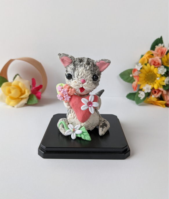 セール 猫置物 猫人形　キラキラお花とハートの愛猫　インテリア　粘土 1枚目の画像