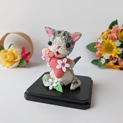 セール 猫置物 猫人形　キラキラお花とハートの愛猫　インテリア　粘土 2枚目の画像
