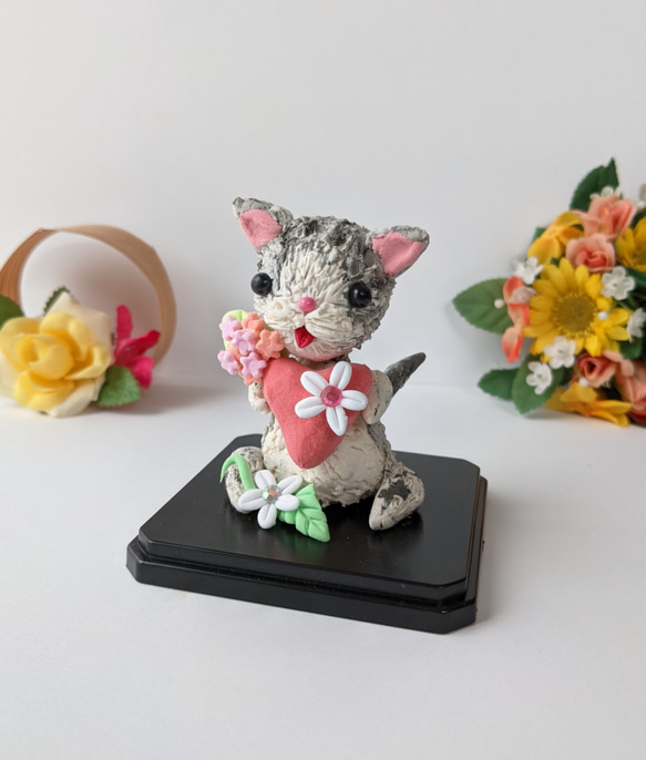 セール 猫置物 猫人形　キラキラお花とハートの愛猫　インテリア　粘土 2枚目の画像