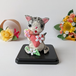 セール 猫置物 猫人形　キラキラお花とハートの愛猫　インテリア　粘土 4枚目の画像