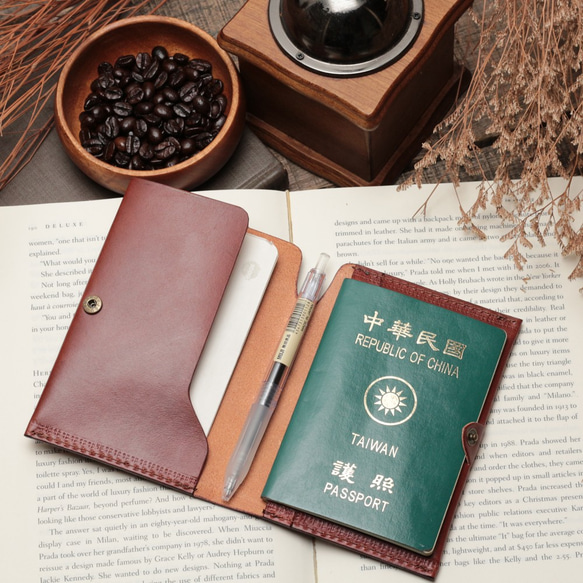 Retro咖啡紅手染植鞣牛皮革手工護照夾 第3張的照片