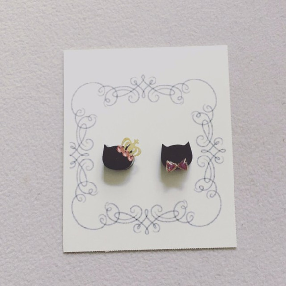 王冠猫×リボン猫　ピアス（黒×ピンク） 1枚目の画像