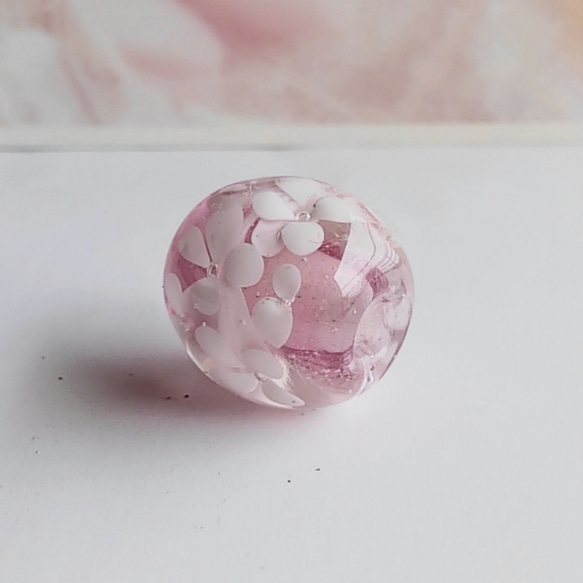 とんぼ玉　白い紫陽花(淡いピンク) 4枚目の画像