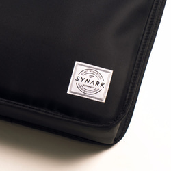 SYNARK 防水黑膠托特包 黑色 全封式設計 手提袋 肩背包 可容納15.6吋筆電 簡約俐落 質感百搭 第4張的照片