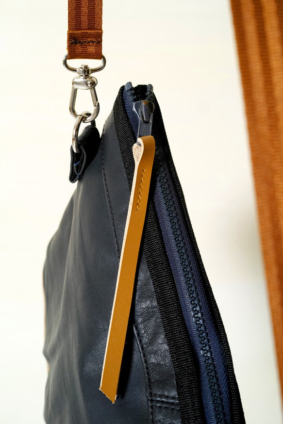 ライダー-手作りの革革の衣類の変形ジッパーハンドル/傾斜したサイドバック/タブレットバッグ 8枚目の画像