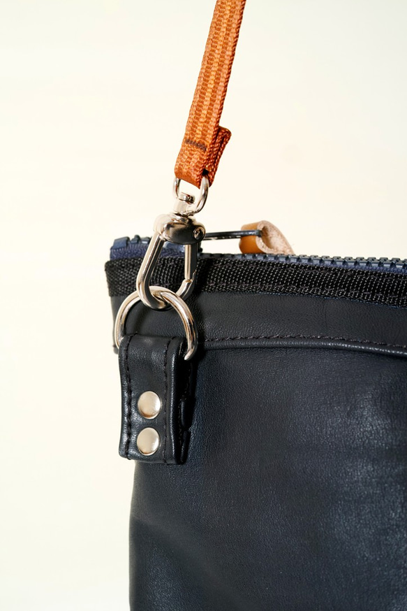 ライダー-手作りの革革の衣類の変形ジッパーハンドル/傾斜したサイドバック/タブレットバッグ 9枚目の画像
