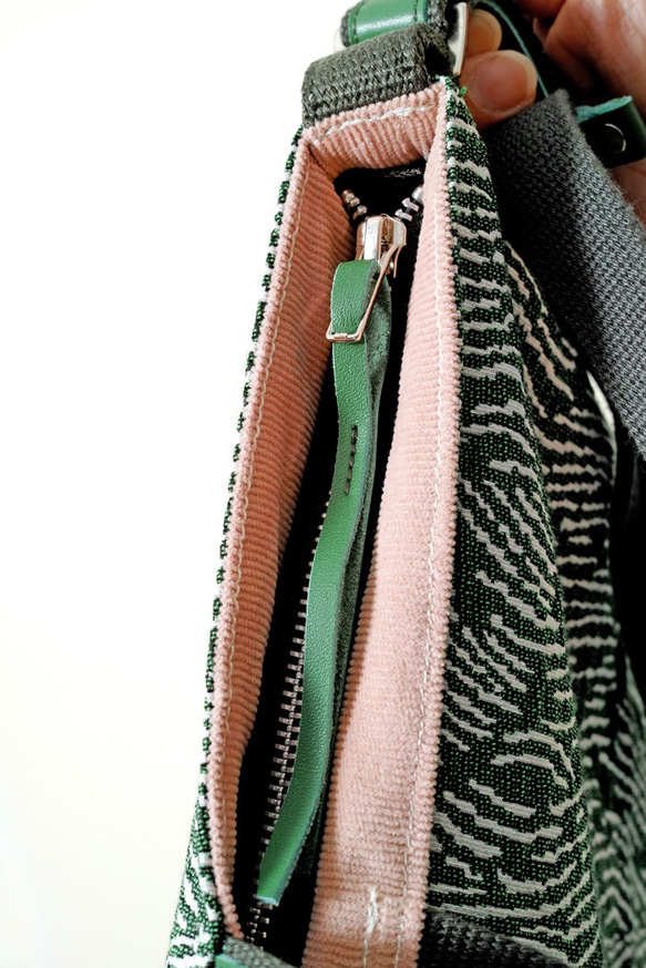 【8折】UNIQUE-手做皮革綠色提織花紋布手提/斜側揹/筆電包 第7張的照片