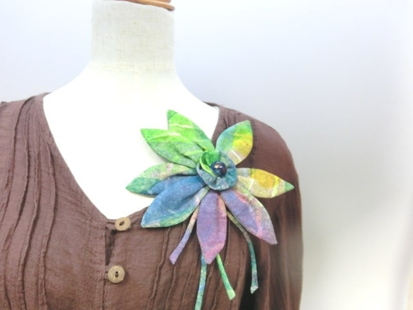 期間限定価格　染色・布花コサージュ＆ヘアクリップ「エインセルの花・グリーン」 3枚目の画像
