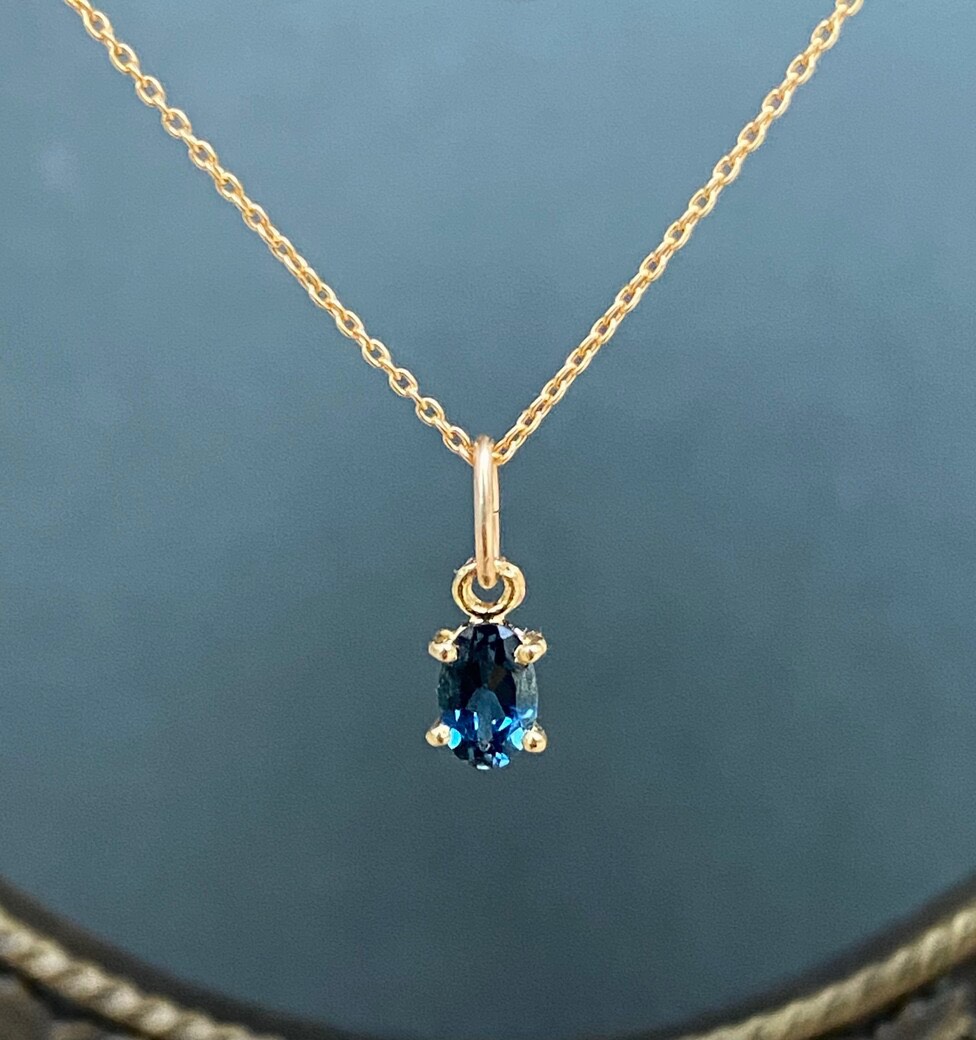 夜空を閉じ込めたロンドンブルートパーズのスライドチェーンネックレス 長さ調節可能