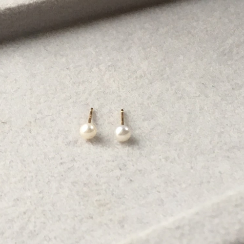 小さなパールの18金ピアス K18刻印あり ピアス（スタッド・一粒