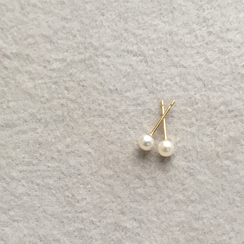 小さなパールの18金ピアス K18刻印あり ピアス（スタッド・一粒