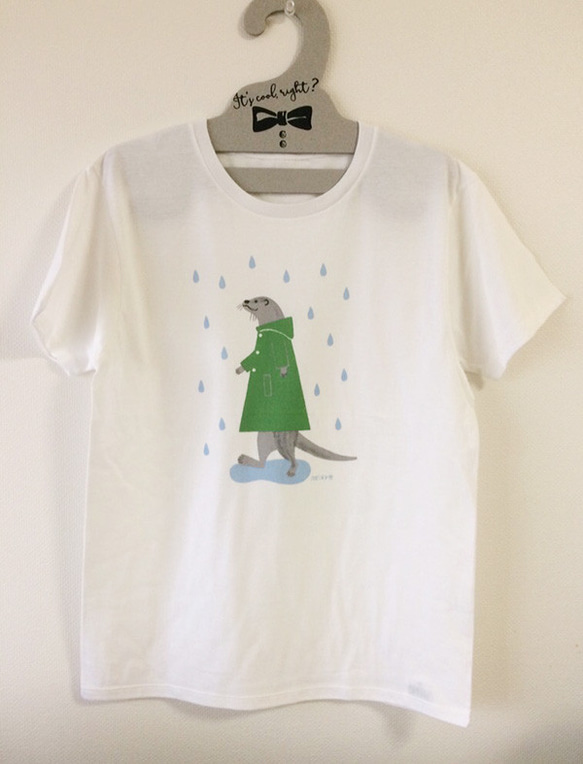 雨の日も楽しく♪カワウソTシャツ 2枚目の画像