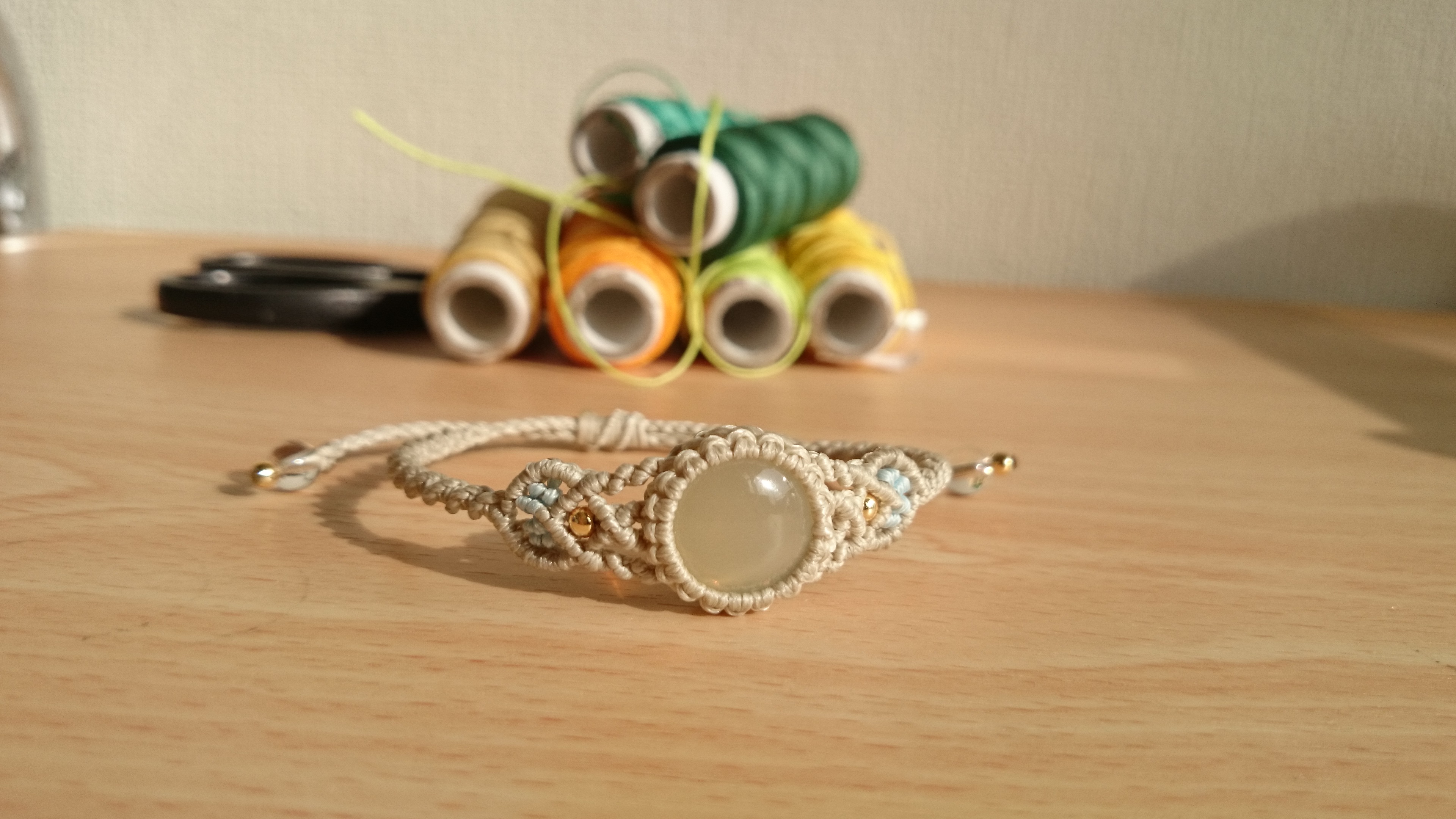 ムーンストーンのマクラメ編みブレスレット