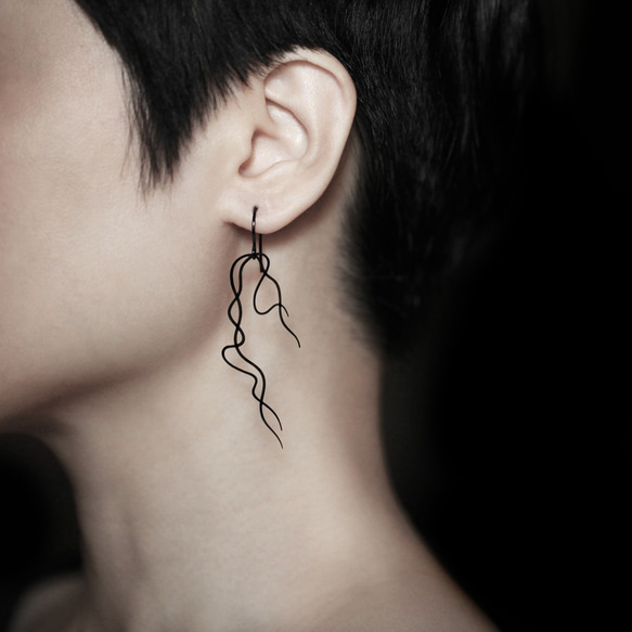 Usneoides Earrings M / Black / E28B 1枚目の画像