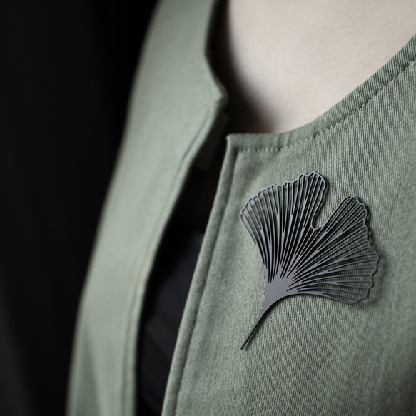 Ginkgo Brooch M / Black / BR06B 2枚目の画像