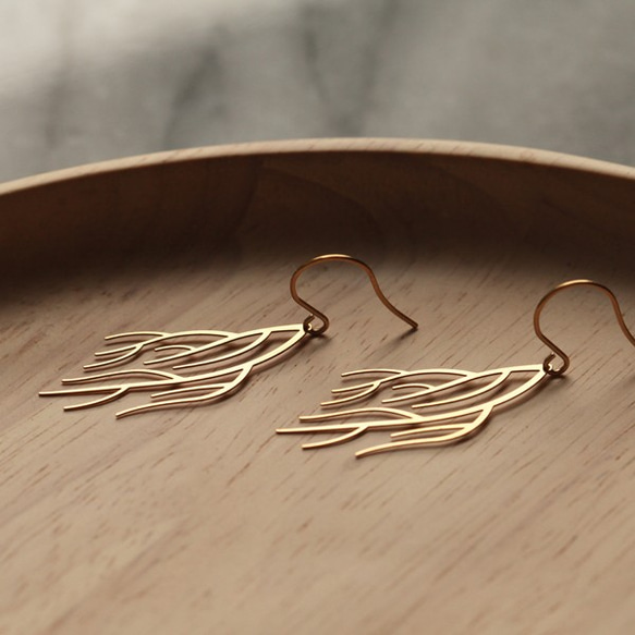 Quiet Earrings S / Gold / E04G 2枚目の画像