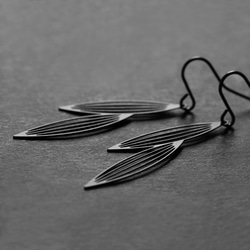 Two Sasagrasses Earrings / Black / E10B 1枚目の画像