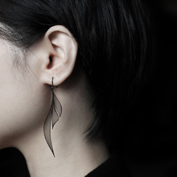 Ripple Earrings M / Black / E15B 1枚目の画像