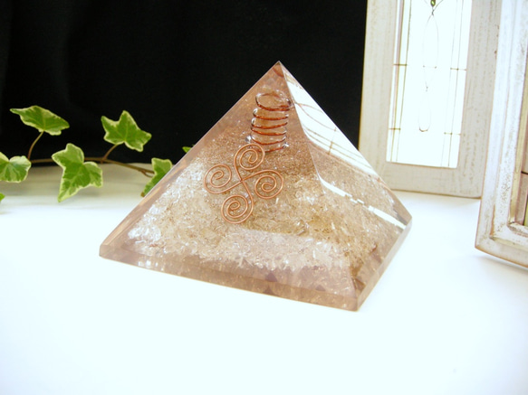 ヒマラヤ水晶 BIGサイズ ピラミッド オルゴナイト 天然石【送料無料】 1枚目の画像