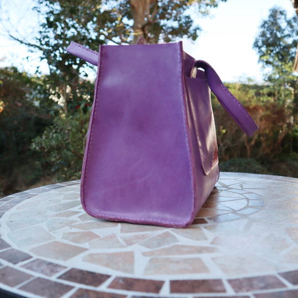 ご予約となりました　　　　　ヌメ革手描きイラストポケットのトートバッグ　紫 4枚目の画像