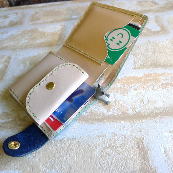 手描きの二つ折れ財布　猫とトンボ 5枚目の画像