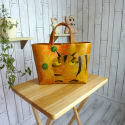 手描きのヌメ革トートバッグ　猫と花 2枚目の画像