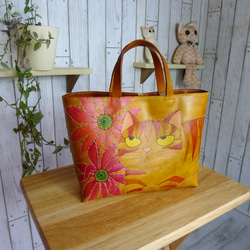 手描きのヌメ革トートバッグ　猫と花 3枚目の画像
