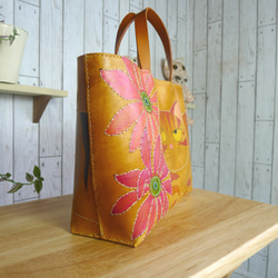 手描きのヌメ革トートバッグ　猫と花 6枚目の画像