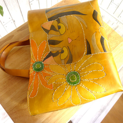 手描きのヌメ革トートバッグ　猫と花 8枚目の画像