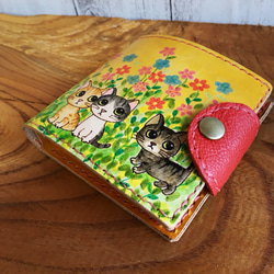 ヌメ革の二つ折り財布 猫とお花畑 3枚目の画像