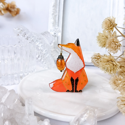 どんぐりをくわえたキツネのブローチ ブローチ gecko-r 通販 10036854