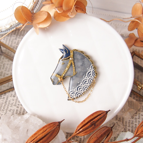 おめかし馬のブローチ 芦毛と夏 ブローチ gecko-r 通販 12350221