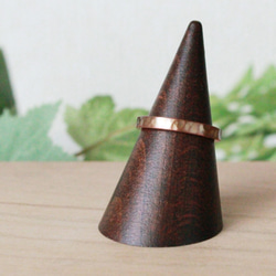 銅の平打ちリング～鎚目のいぶし仕上げ～ 1枚目の画像