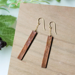 銅のK14GFチェーンのピアス～鎚目のいぶし仕上げ～ 1枚目の画像