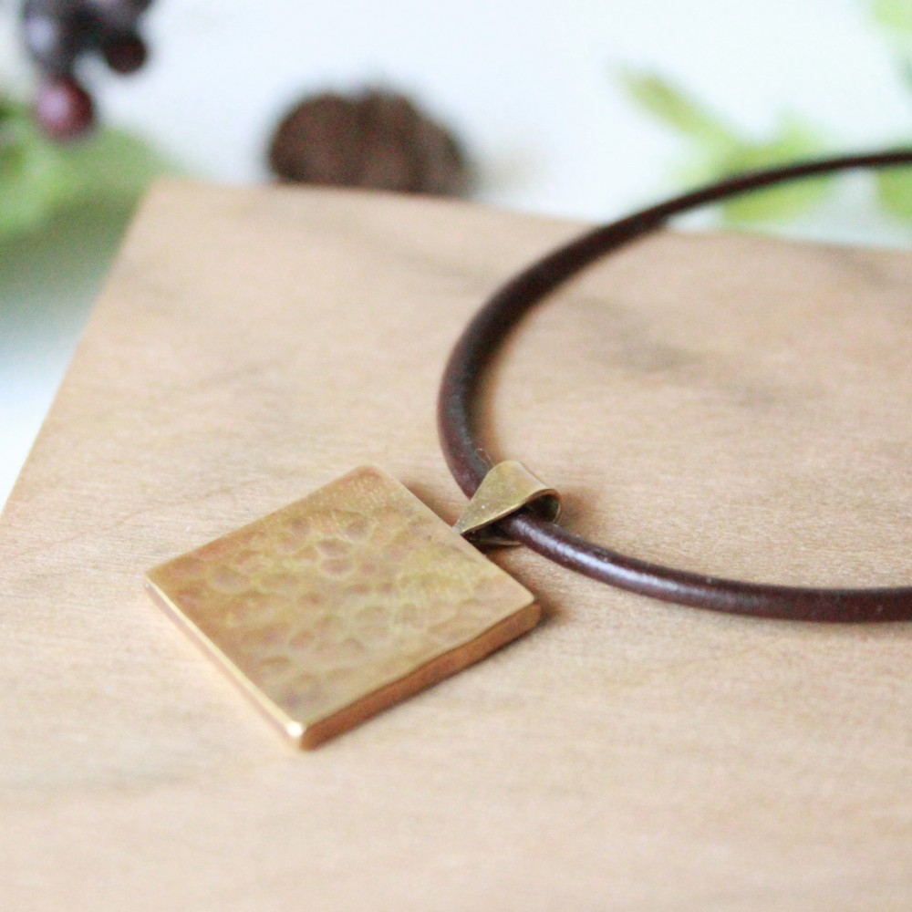 四角い真鍮の革ひもメンズネックレス～鎚目のいぶし仕上げ～